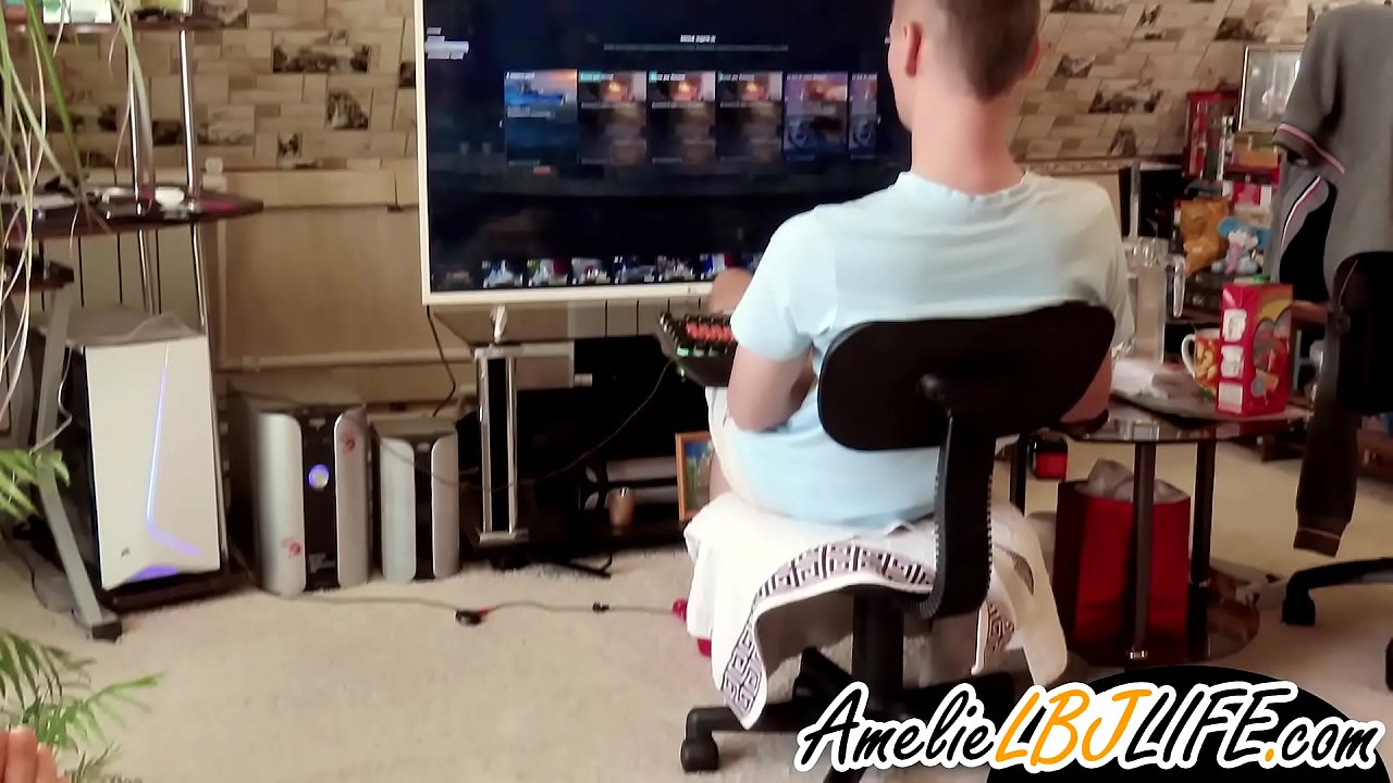 Gabar ayaa ku siigaysanaysa qalab galmo ah oo ay saaxiibkeed ku ciyaarayso ciyaaraha kombayutarka