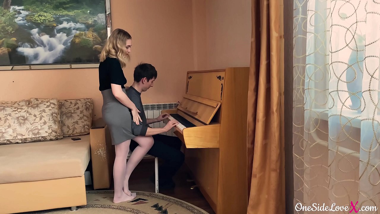 Macallimiinta Piano ayaa si qoto dheer u nuugtay dickka ardaygeeda oo ay ku dhufatay.