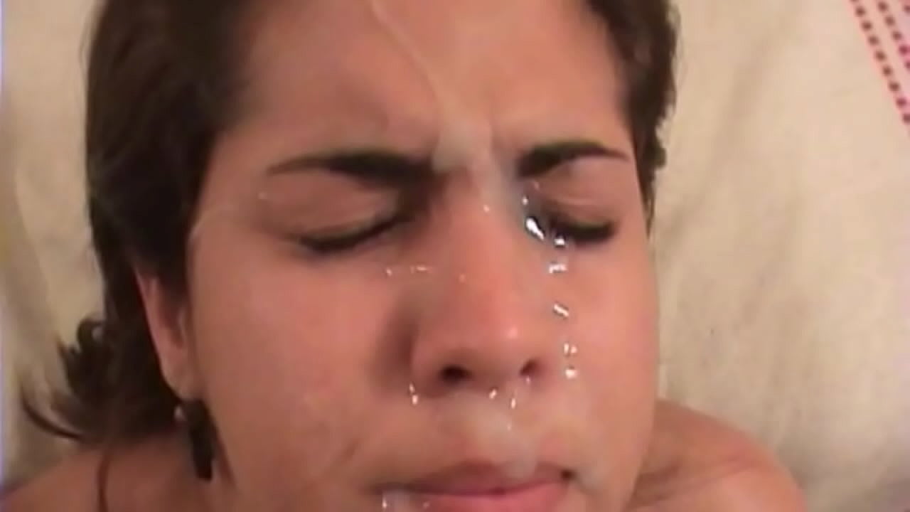 Brunette Latin qurux badan waxay leedahay galmo qallafsan