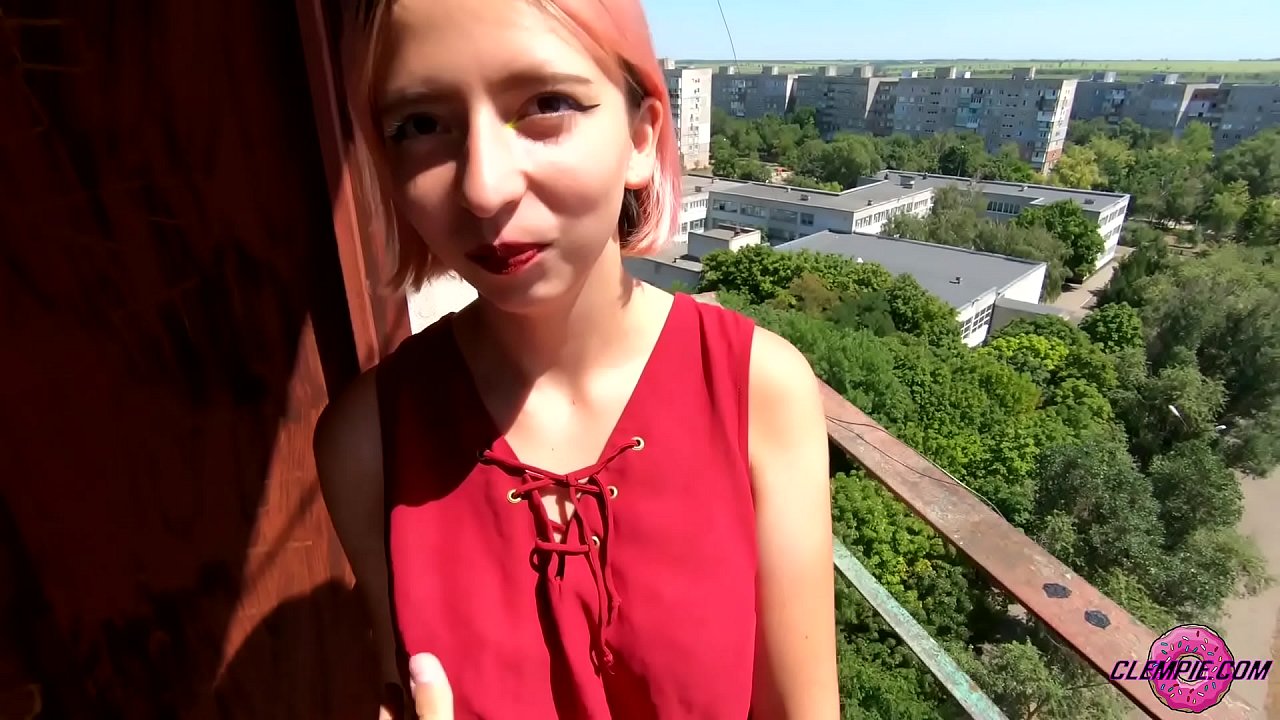 Dareenka Ardayga ayaa ka nuugay qof qalaad oo dibadda jooga - Cum on wajigiisa